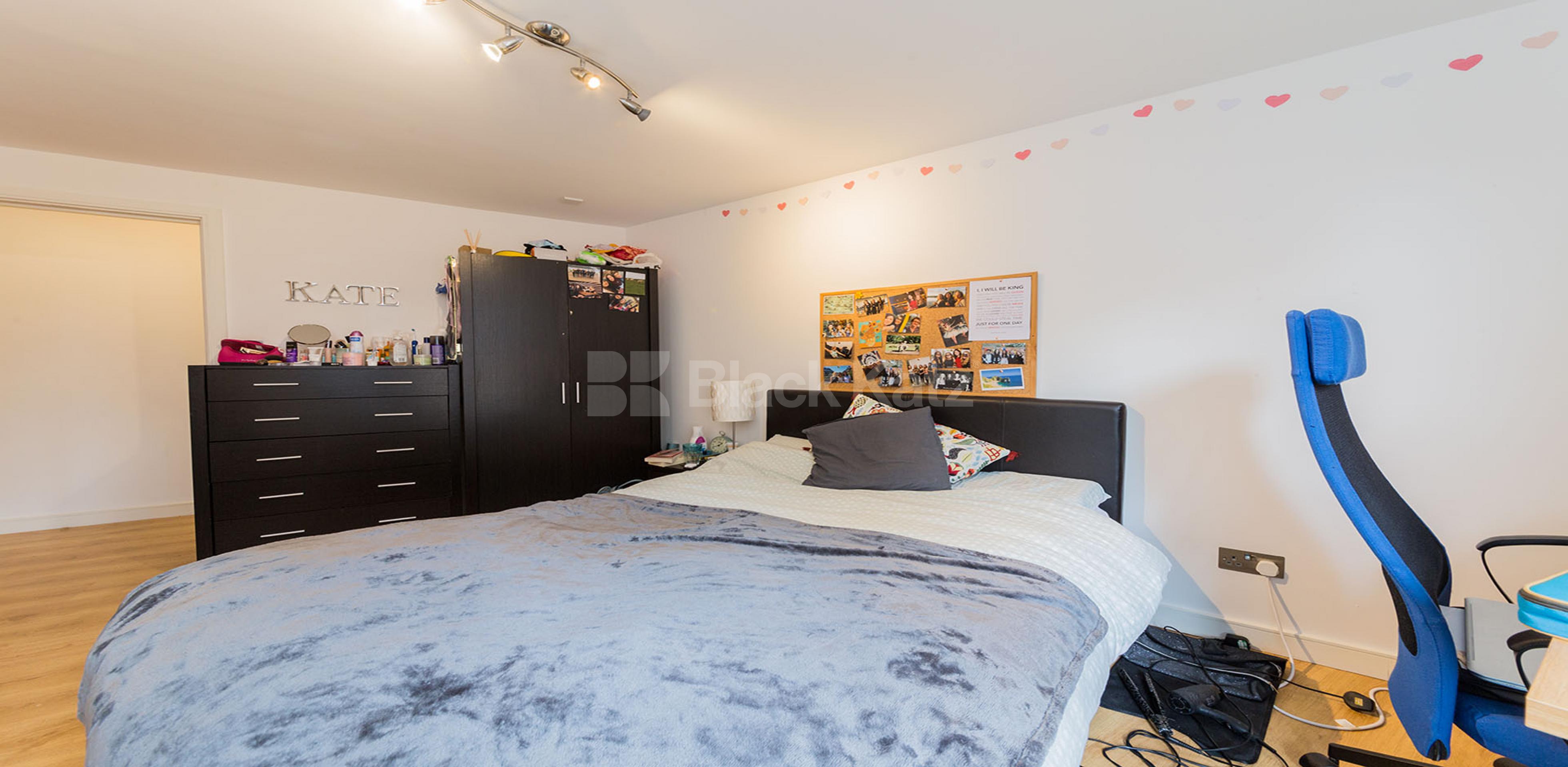 			3 / 4 BEDROOMS!, 3 Bedroom, 1 bath, 1 reception Mews House			 Criterion Mews, ARCHWAY  N19